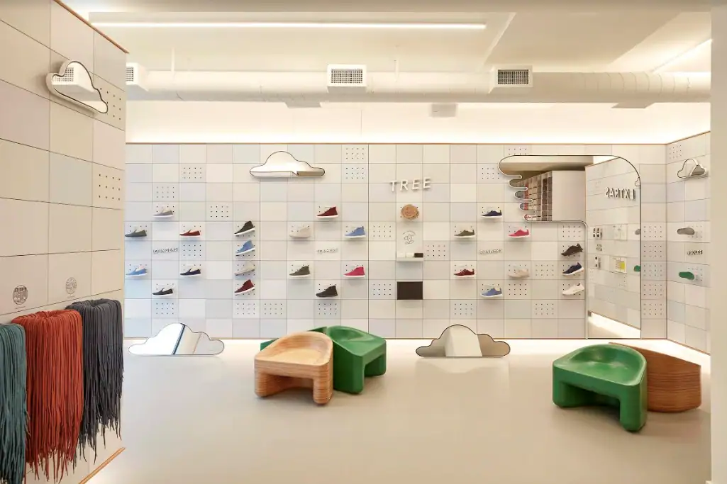 custom-retail-fixture-displays-allbirds-glw Custom retail fixtures and guest seating for a retail store buildout project for Allbirds