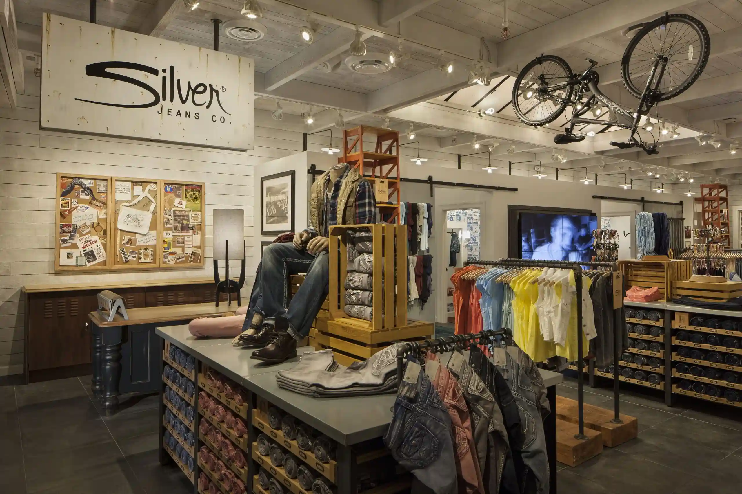 Custom retail fixture rollouts project for Silver Jeans Co